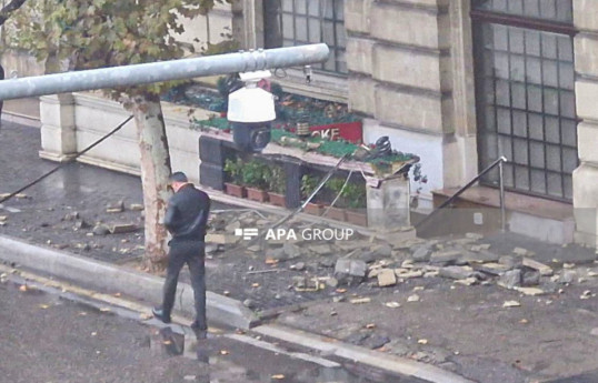 В Баку обрушился балкон дома, один человек пострадал-ФОТО 