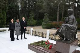Президент и первая леди посетили могилу Общенационального лидера Гейдара Алиева