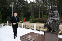 Президент и первая леди посетили могилу Общенационального лидера Гейдара Алиева