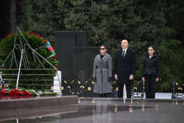 Президент и первая леди посетили могилу Общенационального лидера Гейдара Алиева