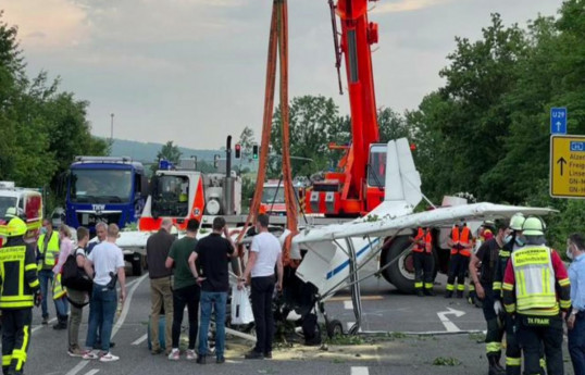 Самолет совершил аварийную посадку на оживленной улице в Германии, есть раненые