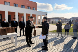 В село Хоровлу прибыла очередная группа переселенцев, им вручены ключи от квартир-ОБНОВЛЕНО-1 -ФОТО 