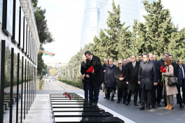 Вице-президент Турции посетил памятник турецким шехидам в Баку