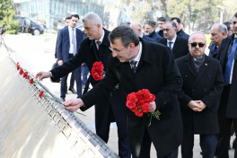 Вице-президент Турции посетил памятник турецким шехидам в Баку