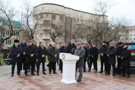 В Грозном установили мемориальную плиту в память о погибших в результате крушения самолёта AZAL