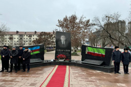 В Грозном установили мемориальную плиту в память о погибших в результате крушения самолёта AZAL