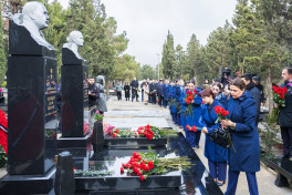В годовщину трагедии рейса J2-8243 почтена память погибших в Актау - ФОТО 
