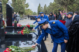 В годовщину трагедии рейса J2-8243 почтена память погибших в Актау - ФОТО 
