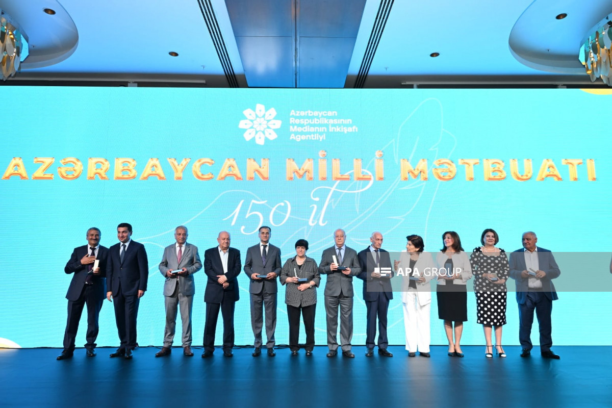Группе журналистов вручена юбилейная медаль «150-летие национальной печати Азербайджана»