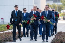 Представители медиа посетили Аллею почетного захоронения, могилу Зардаби и парк Победы