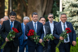 Представители медиа посетили Аллею почетного захоронения, могилу Зардаби и парк Победы