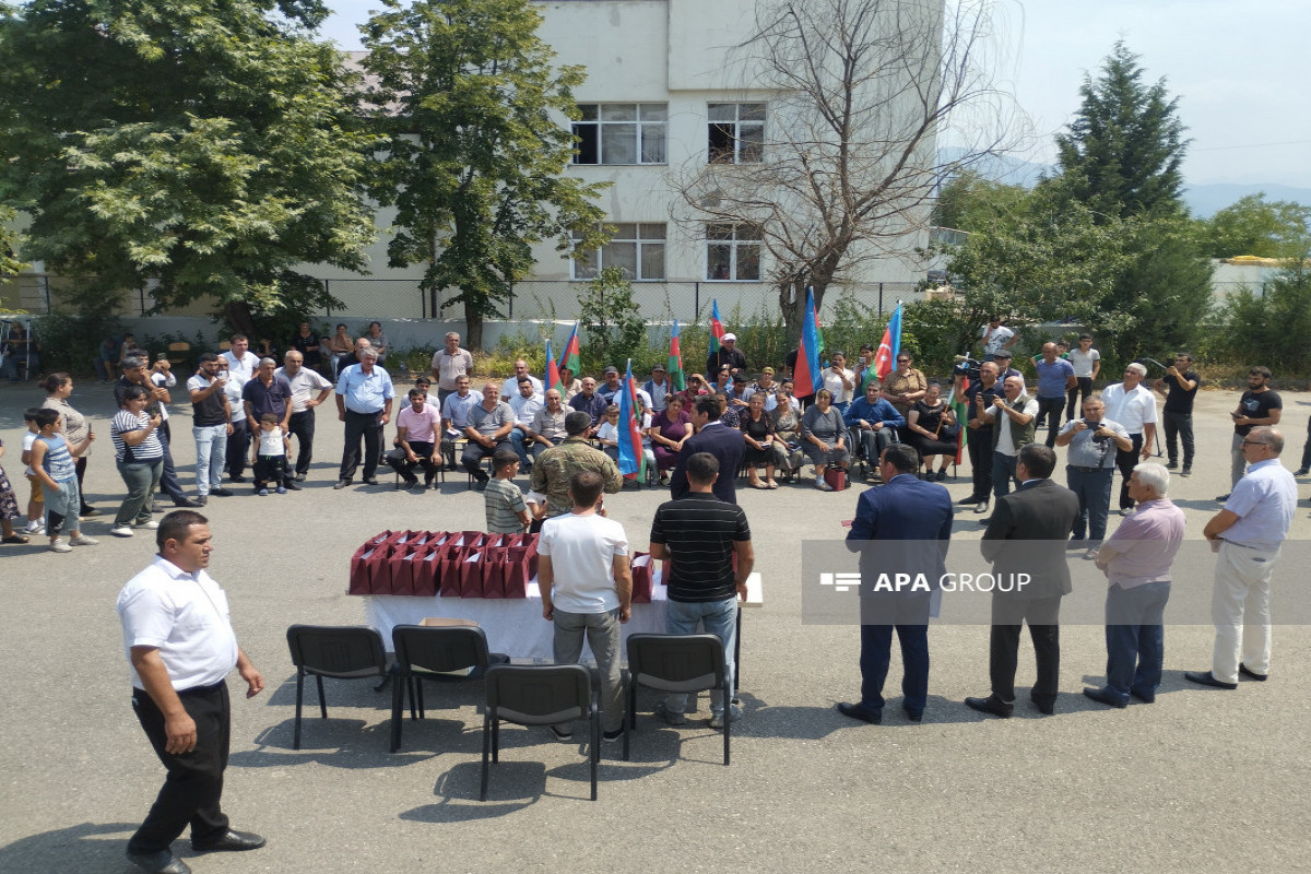 В село Гасанриз Агдеринского района прибыла очередная группа переселенцев, им вручены ключи от домов – ФОТО-ОБНОВЛЕНО-1-ВИДЕО 