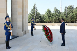 Глава МИД Сомали посетил аллеи почетного захоронения и шехидов в Баку