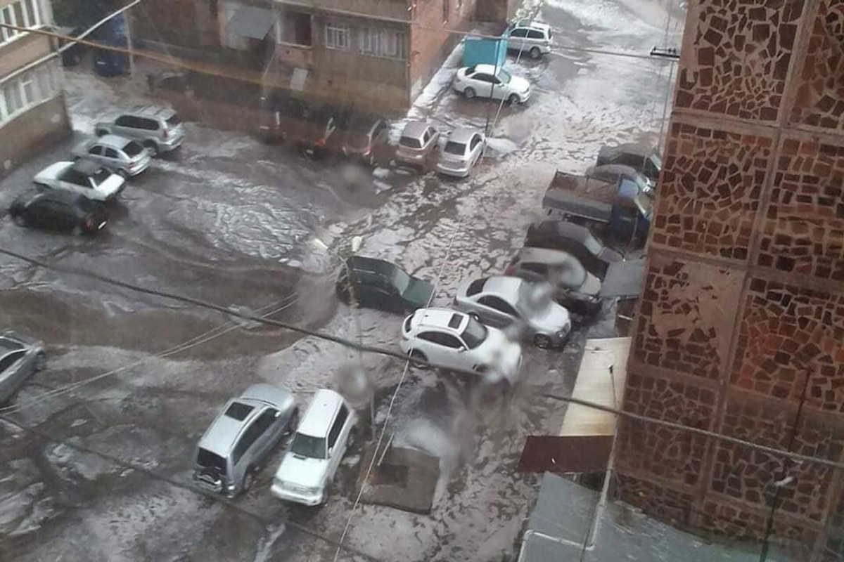 После проливного дождя автомобили на улицах Еревана оказались затопленными -ВИДЕО 