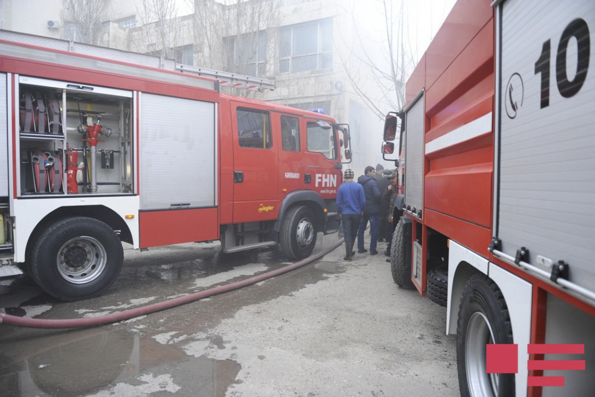 На территории крупнейшего торгового центра в Баку произошел пожар