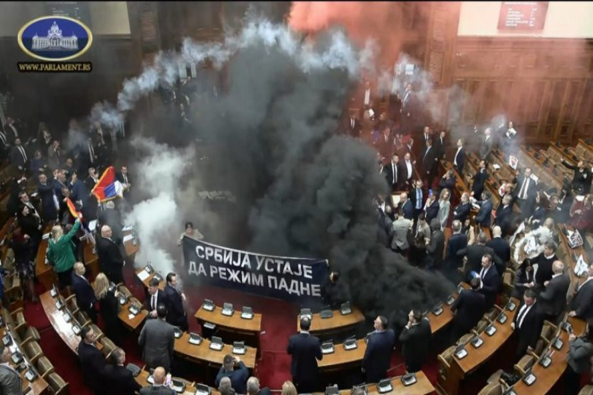 Сербская оппозиция попыталась сорвать заседание парламента-ВИДЕО 