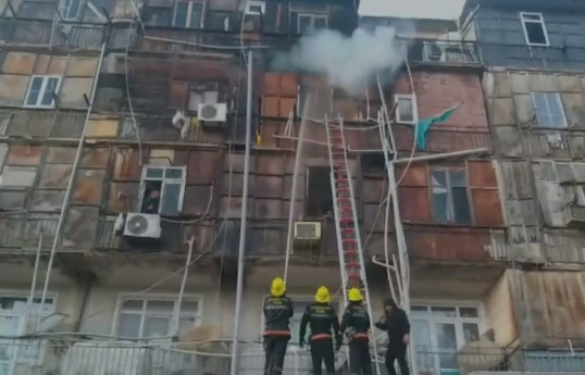 В поселке Бина в жилом здании произошел пожар-ВИДЕО 
