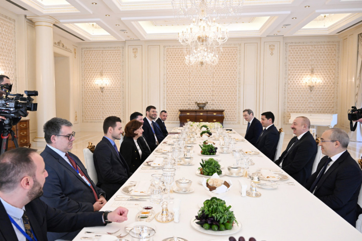 Президент Азербайжана провел встречу с Президентом Северной Македонии в расширенном составе