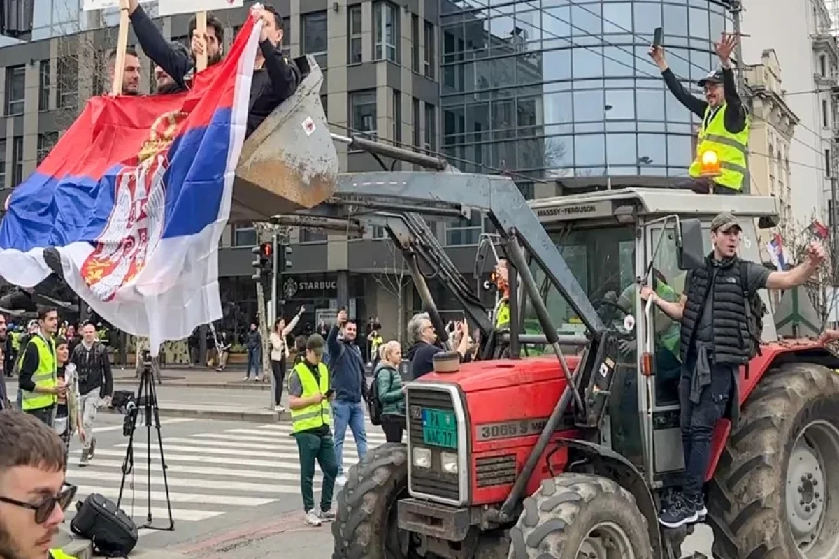 Протестующие в Белграде начали использовать пиротехнику