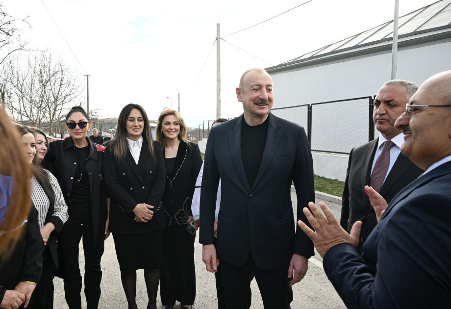 Президент Ильхам Алиев и первая леди Мехрибан Алиева разожгли костер по случаю Новруза в селе Гасанриз Агдеринского района-ОБНОВЛЕНО 