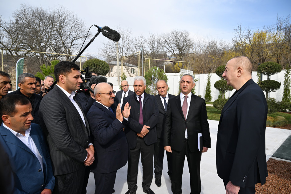Президент Ильхам Алиев и первая леди Мехрибан Алиева разожгли костер по случаю Новруза в селе Гасанриз Агдеринского района-ОБНОВЛЕНО 