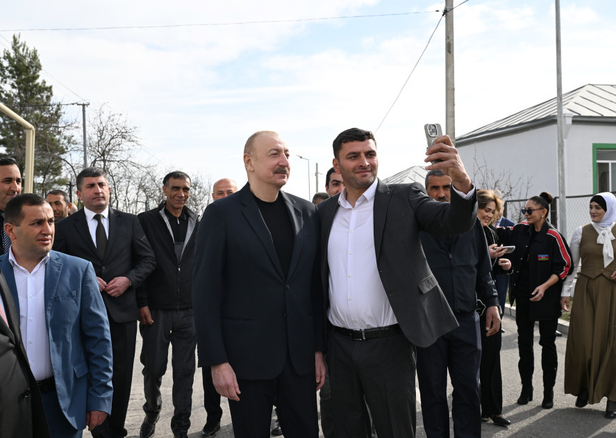 Президент Ильхам Алиев и первая леди Мехрибан Алиева разожгли костер по случаю Новруза в селе Гасанриз Агдеринского района-ОБНОВЛЕНО 