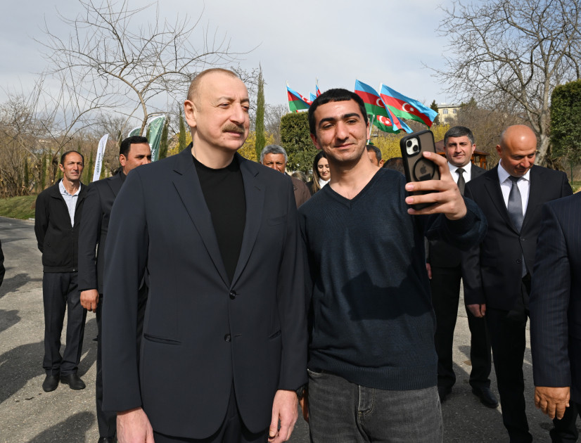 Президент Ильхам Алиев и первая леди Мехрибан Алиева разожгли костер по случаю Новруза в селе Гасанриз Агдеринского района-ОБНОВЛЕНО 