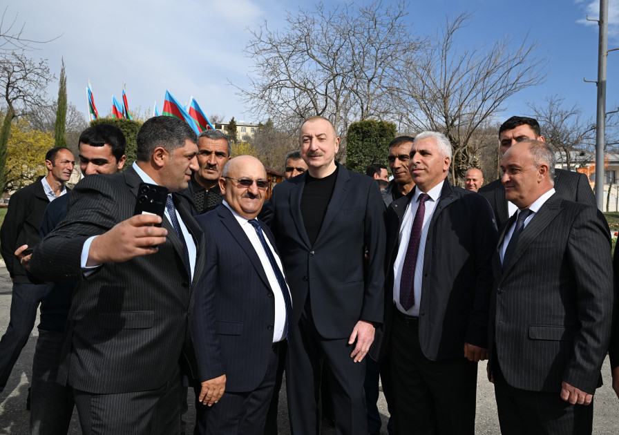 Президент Ильхам Алиев и первая леди Мехрибан Алиева разожгли костер по случаю Новруза в селе Гасанриз Агдеринского района-ОБНОВЛЕНО 