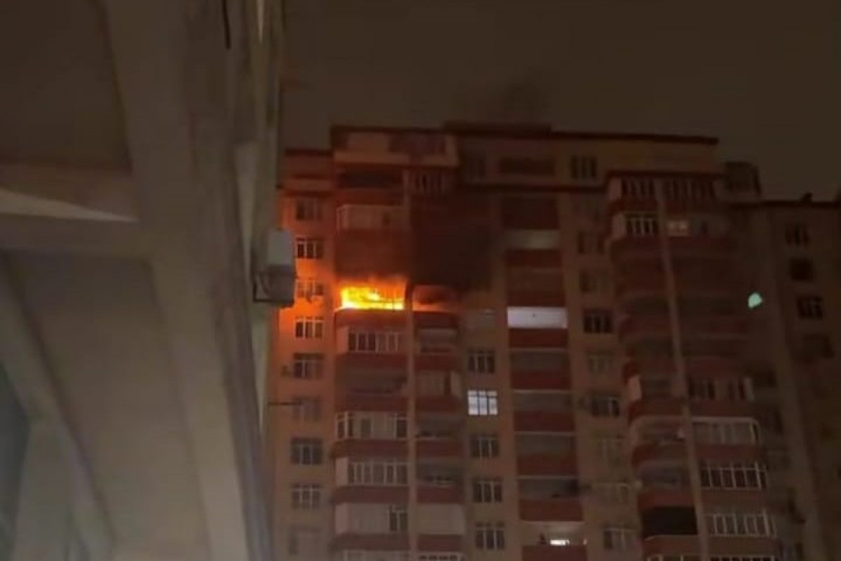 В Баку произошел пожар в многоэтажном жилом доме