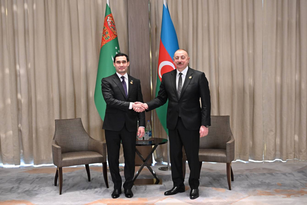 Президент Туркменистана поздравил азербайджанского лидера