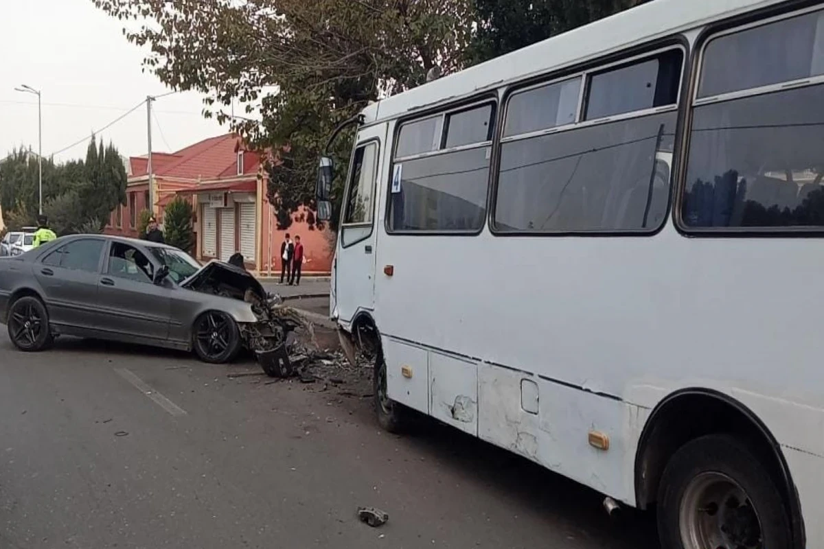 В Гяндже столкнулись автобус и легковой автомобиль, есть пострадавшие