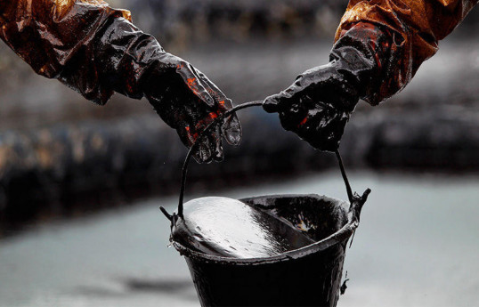 Нефть на мировых рынках незначительно упала в цене