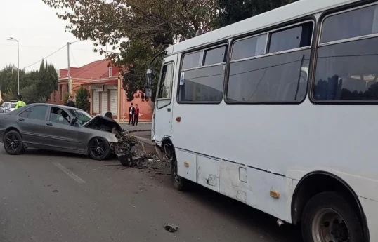 В Гяндже столкнулись автобус и легковой автомобиль, есть пострадавшие