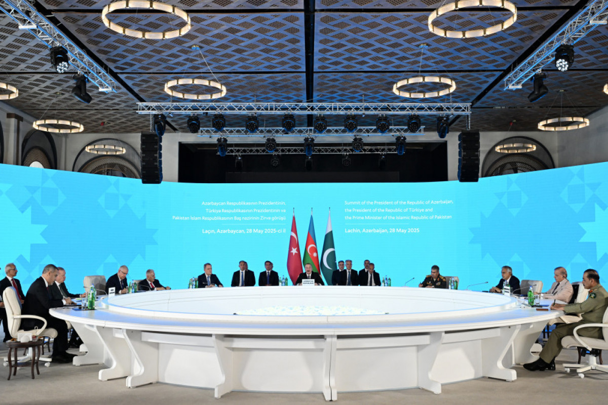 Премьер-министр Пакистана поблагодарил лидеров Азербайджана и Турции за поддержку в вопросе Кашмира