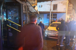 В Баладжары автобус столкнулся с двумя легковыми автомобилями-ФОТО 