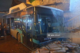 В Баладжары автобус столкнулся с двумя легковыми автомобилями-ФОТО 