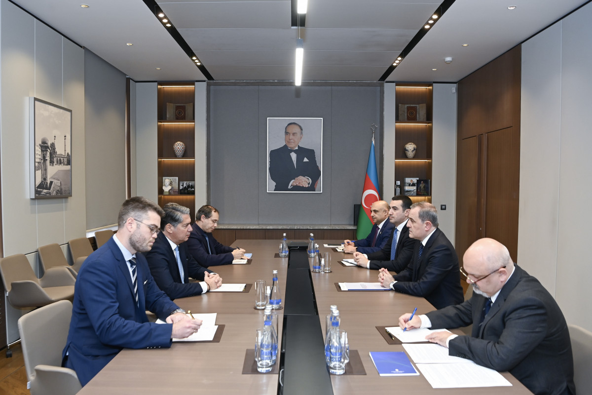 Глава МИД Азербайджана принял посла Греции