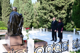 Президент и первая леди посетили могилу общенационального лидера Гейдара Алиева-ФОТО 