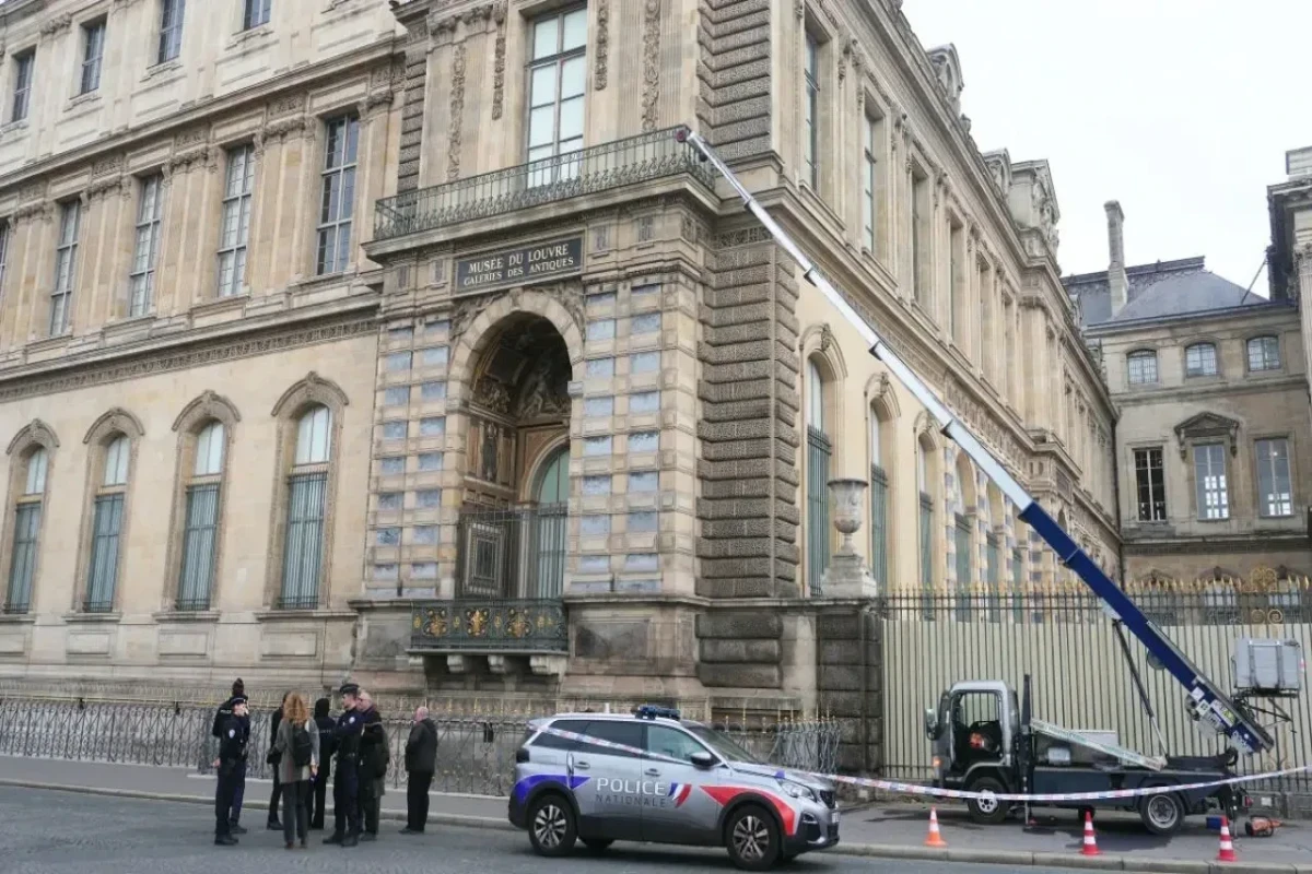 По делу об ограблении Лувра задержали еще 4 подозреваемых