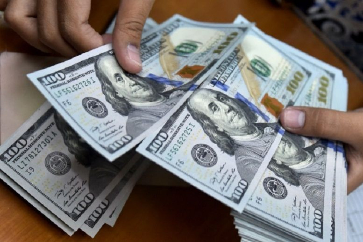 Продажа наличных долларов США банками Азербайджана снизилась более чем на 30%