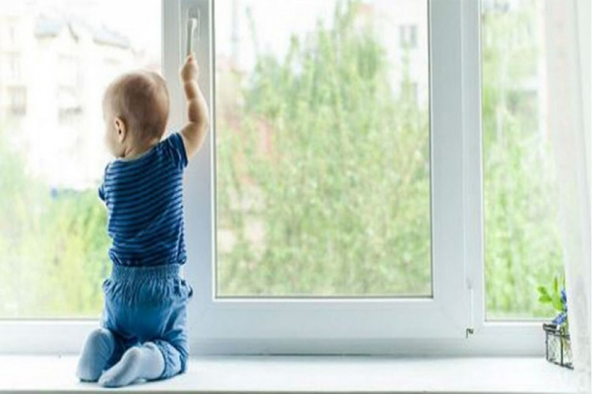 В Баку госпитализирован 3-летний ребенок, выпавший из окна