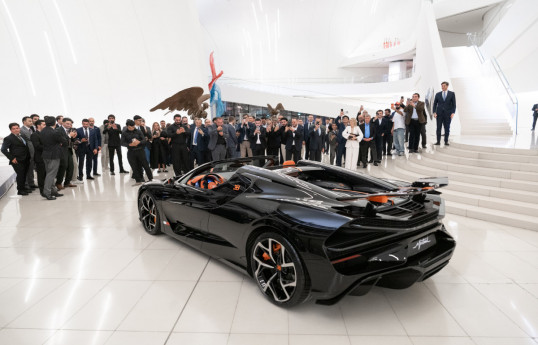 Bugatti Mistral – самый быстрый родстер в мире теперь в Азербайджане