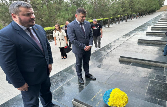 Омбудсмен Украины посетил Аллею шехидов в Баку