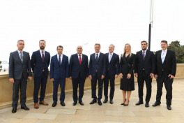 Председатель парламента Хорватии посетил аллеи почетного захоронения и шехидов в Баку