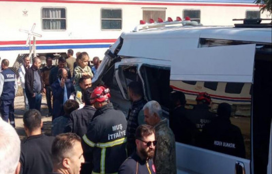 В Турции микроавтобус столкнулся с поездом