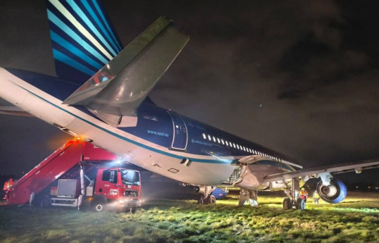 Самолёт AZAL совершил посадку в аэропорту Санкт-Петербурга, пострадавших нет - ОБНОВЛЕНО-1 -ФОТО 