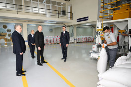 Президент Азербайджана ознакомился с деятельностью семеноводческого предприятия в Сабирабадском промквартале