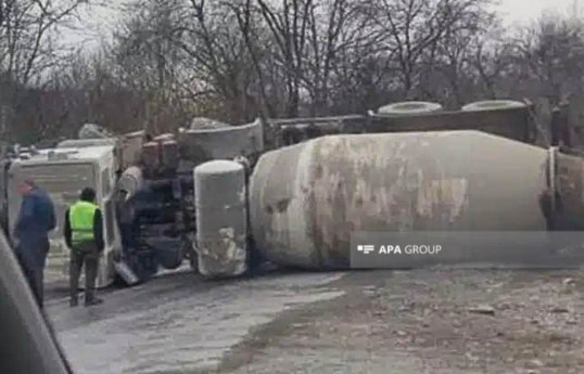 В Агдере перевернулся автобетоносмеситель, водитель погиб