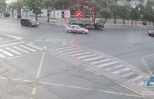 В центре Баку произошло ДТП,  поврежден светофор -ВИДЕО 