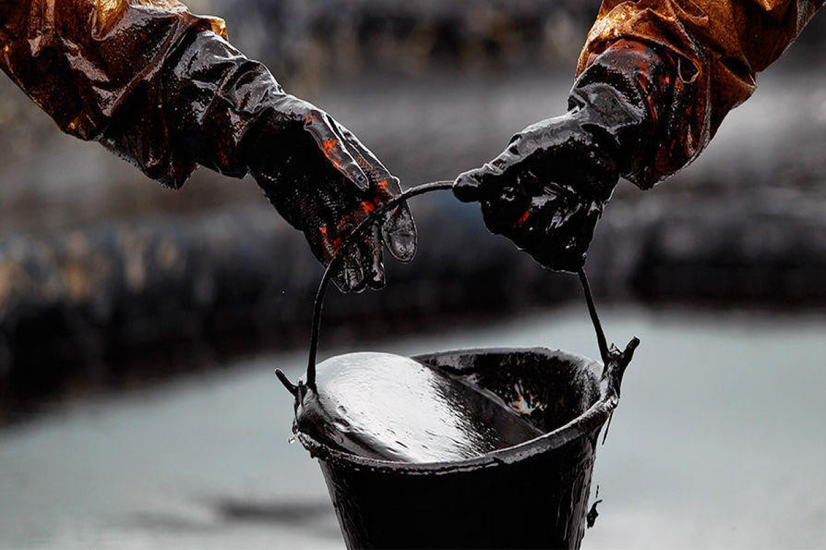 На мировых рынках нефть незначительно подешевела